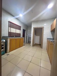 阿布贾1118 Serenity Residence的一个带水槽和柜台的空厨房