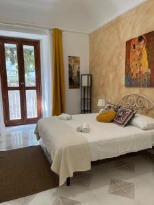 卡塔尼亚GL Golden City Apartments的卧室配有带枕头的大型白色床