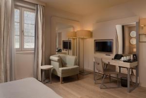 扎达尔卡勒拉贾艺术酒店的酒店客房配有一张床和一张带电脑的书桌