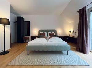 施内贝格山麓普赫贝格Puchberg Studio-Apartment的一间卧室,卧室内配有一张大床