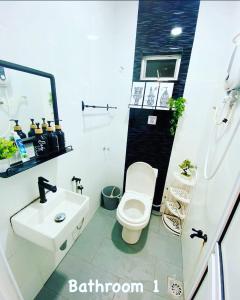 万挠Tulip Hijau Bukit Beruntung的浴室配有白色卫生间和盥洗盆。