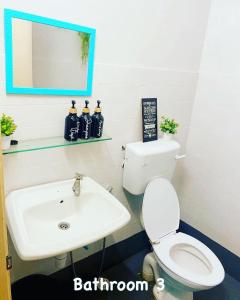 万挠Tulip Hijau Bukit Beruntung的浴室配有白色卫生间和盥洗盆。
