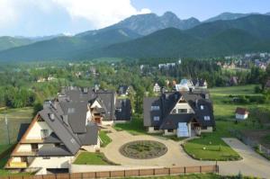 考斯赛力克Szymoszkowa Residence的享有高山房屋的空中景致