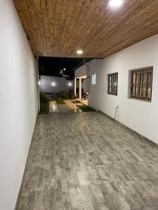 圣米格尔·德·图库玛el mistol的一个空的停车场,设有木制天花板