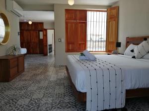 坎佩切Hotel Casa Piedad的一间带大床的卧室和一间浴室