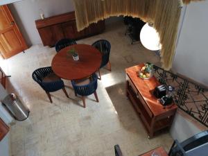 坎佩切Hotel Casa Piedad的享有餐桌和椅子的顶部景致