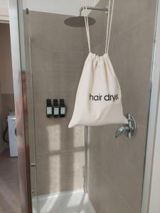皮亚琴察Home 11的挂在淋浴门上的白色袋子