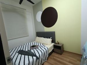 马六甲Sky InfinityPool 2R2B 2-6pax 5minJonker Malacca的一间卧室配有一张黑白条纹的床