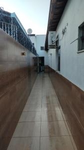 瓦拉达里斯州长市Casa bairro Tiradentes的一座建筑的空走廊,有木墙