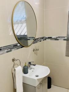 温特和克Essence Lifestyle Self-Catering Accommodation的一间带水槽和镜子的浴室