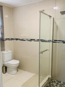 温特和克Essence Lifestyle Self-Catering Accommodation的一间带卫生间和玻璃淋浴间的浴室