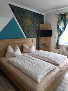 诺伊豪森皇冠高级酒店的一间卧室设有一张蓝色墙壁的大床