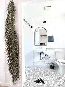 雷德布拉夫Triangle Motel的一间带水槽和棕榈树的浴室