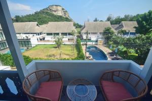 华欣Neverland Hua Hin - Beach Retreat Home的从度假村的阳台上可欣赏到风景。