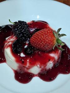 德尔芬莫雷拉hotel fazenda das montanhas的盘子里的草莓和黑莓甜品