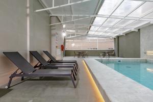 巴拉奈里奥-坎布里乌皮雷斯酒店的游泳池旁带躺椅的游泳池