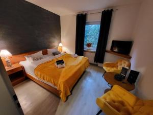 施塔德Hotel Schwedenkrone的一间卧室设有一张大床和一个窗户。