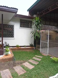 巴科洛德FAST Wifi 400 Mbps Tiny House in Bacolod City的房屋前有门的院子