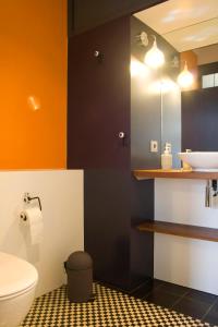 赫罗纳韦尔索菲西斯住宿加早餐酒店的浴室配有白色卫生间和盥洗盆。