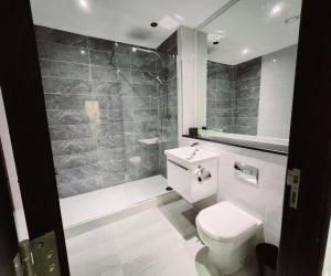 利物浦Remarkable 1Bed Apartment in Central Liverpool的浴室配有白色卫生间和盥洗盆。
