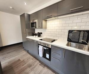利物浦Remarkable 1Bed Apartment in Central Liverpool的厨房配有水槽和台面