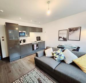 利物浦Remarkable 1Bed Apartment in Central Liverpool的带沙发的客厅和厨房