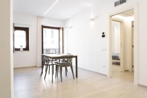 泰尔莫利Appartamento comfort-relax的一间带桌椅的用餐室