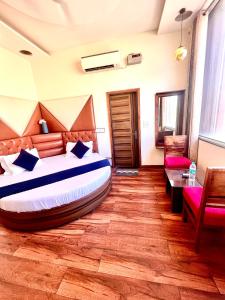 钱德加尔Hotel Woodcrest Zirakpur Chandigarh- Best Family Hotel的一间卧室配有一张铺有木地板的床。