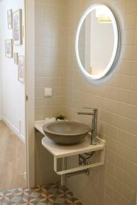 西尔韦斯Casa da Sé的一间带碗水槽和镜子的浴室