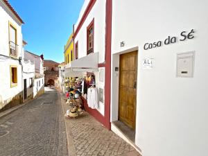 西尔韦斯Casa da Sé的建筑物一侧有服装店的街道