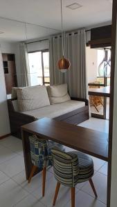 维拉维尔哈SUÍTE ITAPARICA Praia Dourada的客厅配有沙发和桌子
