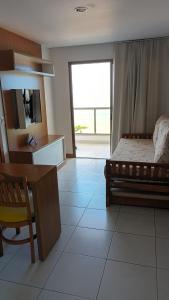 维拉维尔哈SUÍTE ITAPARICA Praia Dourada的一间卧室配有一张床、一张书桌和一台电视
