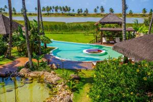 圣米格尔-杜戈斯托苏Jaya Pousada Boutique的享有度假村游泳池的空中景致