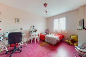 圣普列斯特Maison quartier résidentiel的一间卧室配有一张床、一张桌子和一张书桌