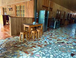 戴维Residencial Coya的厨房配有桌子和凳子,位于马赛克地板上