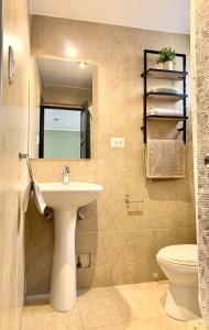 库斯科Apartamentos Montes的一间带水槽和卫生间的浴室