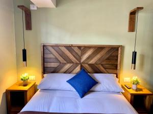 库斯科Apartamentos Montes的一间卧室配有一张大床和木制床头板