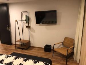 底拉斯卡拉Casa Tlaxcalli by Beddo Hoteles的客厅配有电视和椅子