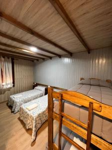 隆达Alojamiento cerro d la salina的配有木天花板的客房设有两张床。