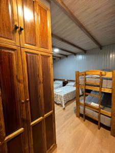 隆达Alojamiento cerro d la salina的客房设有两张双层床和衣柜。