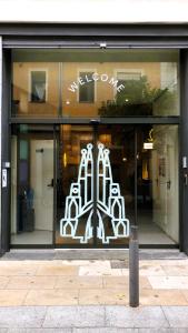 巴塞罗那Jacobs Inn Barcelona的橱窗上带有标志的商店前