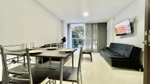 麦德林Apartamento moderno en conquistadotes, excelente ubicación.的客厅配有桌子和沙发