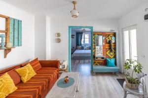 锡吉什瓦拉Casa Santa的带沙发的客厅和卧室