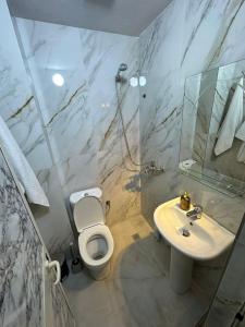 地拉那Gex apartments的浴室配有白色卫生间和盥洗盆。