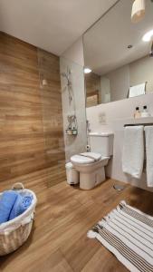 莫纳奇尔阿尔穆尼亚山谷酒店的一间带卫生间和玻璃淋浴间的浴室