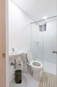卡利Beautiful Apartment en Cali Colombia的浴室配有卫生间、盥洗盆和淋浴。
