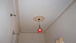 梅克内斯Jinane的挂在天花板上的红灯泡