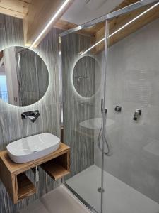 弗洛里Otium Relais的一间带水槽和淋浴的浴室