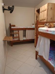 戈亚斯州上帕莱索Conexão Hostel的一间设有两张双层床的客房,床上放着一只猫