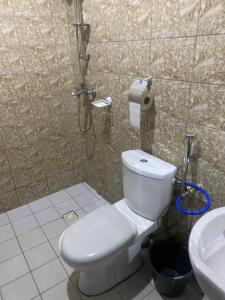 杜阿拉Sunrise Center Bonapriso 104的带淋浴、卫生间和盥洗盆的浴室